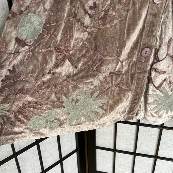 NWOT Parsley & Sage Velvet Top Floral Embroidered Boho Button Down Taupe - Picture 4 of 6